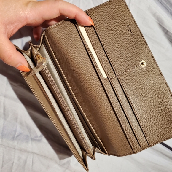 Brand new DKNY wallet - Picture 3 of 4
